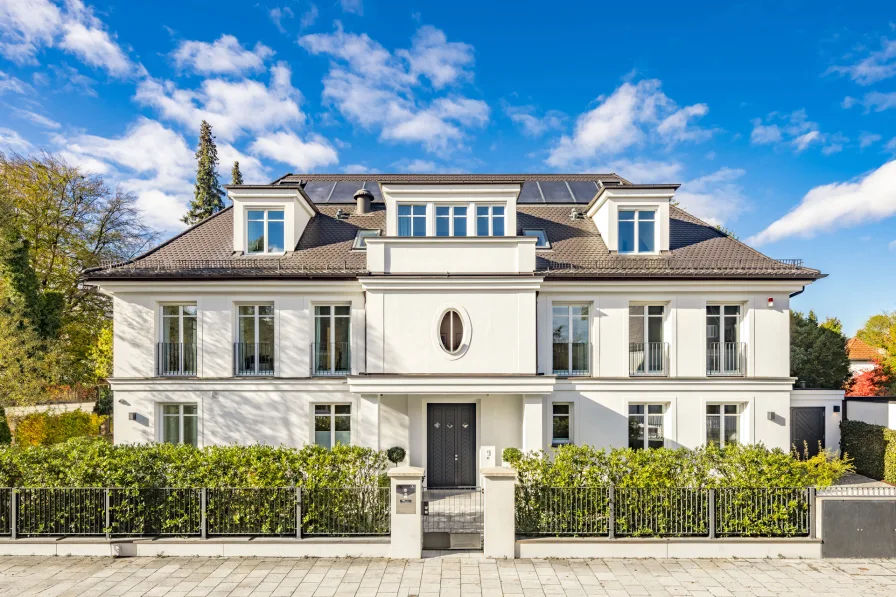 Klassisch-elegante Familienvilla - Haus kaufen in München - Klassisch-elegante Familienvilla mit Apartment,  Tiefgarage und Pool
