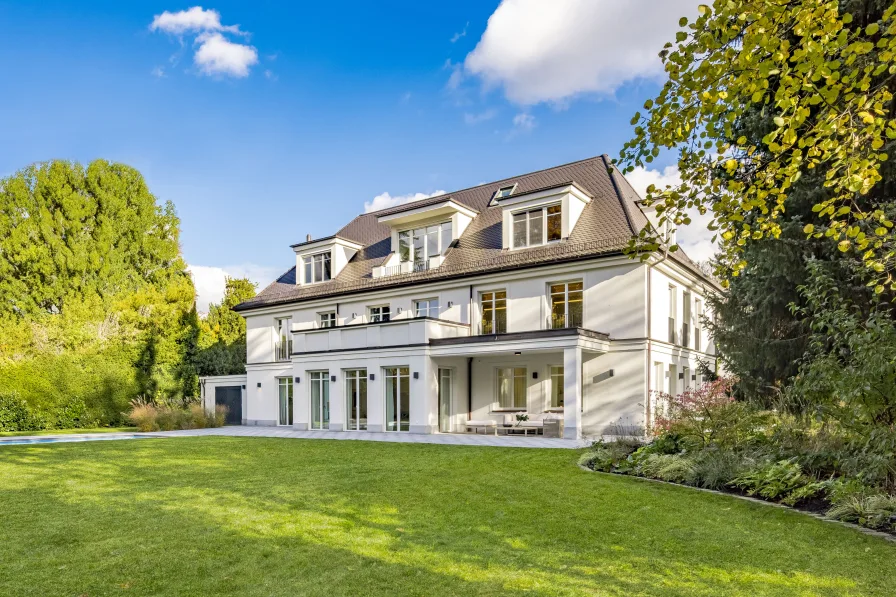 Villenstil par excellence - Haus kaufen in München - Klassisch-elegante Familienvilla mit Apartment, Tiefgarage und Pool