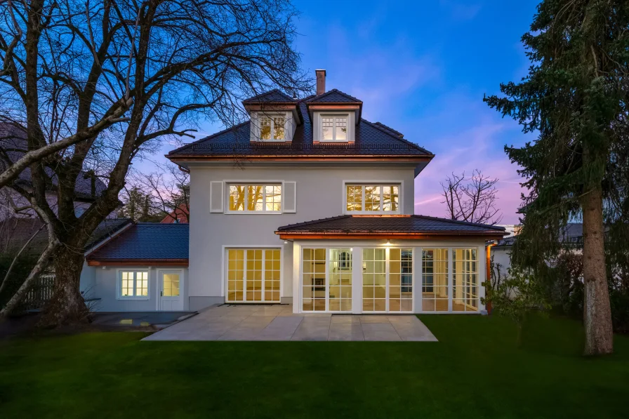 Prachtvolles Familiendomizil - Haus kaufen in München - Erstbezug: Edel kernsanierte Familienvilla mit Stil, Charme und sonnigem Garten