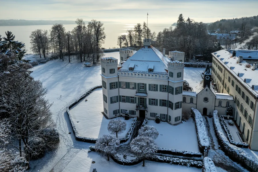 Märchenhaft wohnen - Wohnung kaufen in Pöcking - Schloss Possenhofen: Prachtvolle Beletage mit Seeblick samt Dachgeschoss