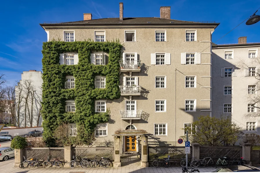 Imposantes Eckgebäude von 1926  - Wohnung kaufen in München - Edel sanierte 4- bis 5-Zimmer-Altbauwohnung in Schwabing zum Erstbezug