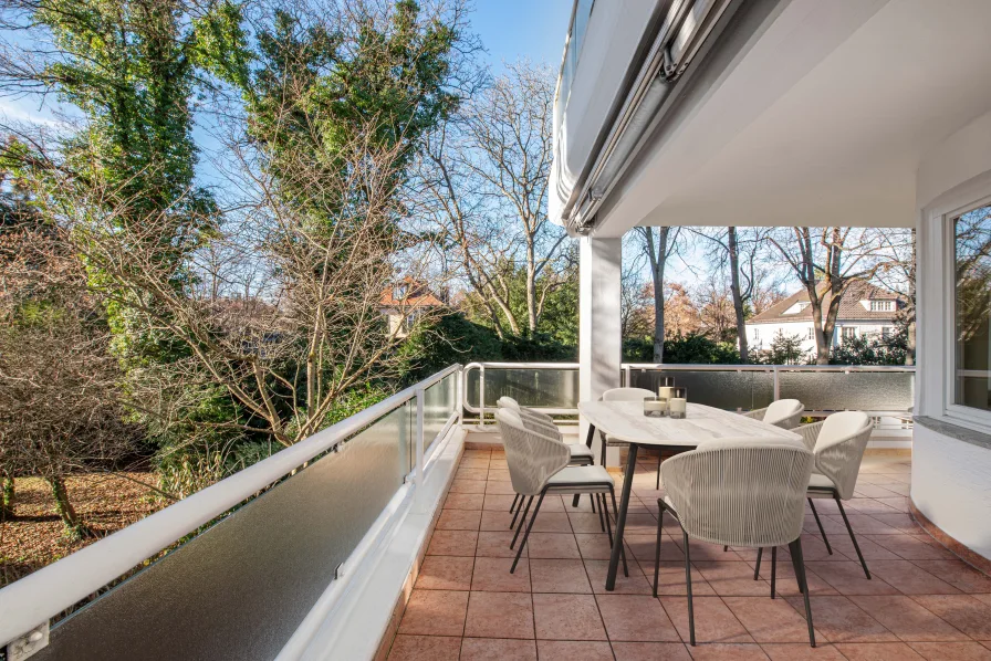 Terrasse mit herrlichem Gartenblick (virtuell möbliert)