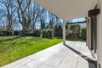 Die sonnige Terrasse wird von einem weitläufigem Garten ergänzt