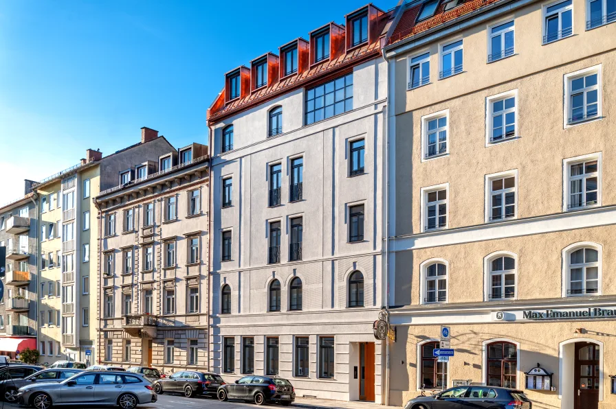 Bildschöner Altbau mit neu gestalteter Fassade - Wohnung kaufen in München - Individuell gestaltbare Altbauwohnung mit Süd-West-Balkon zum Selbstausbau