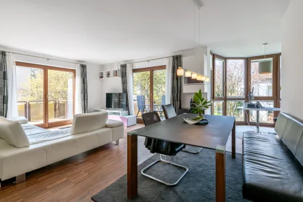 Lichterfüllter Wohn-/Essbereich - Wohnung mieten in München - Helle 2-Zimmer-Wohnung mit zwei Balkonen und Blick ins Grüne
