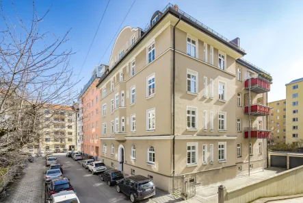 Präsenz als Eckhaus - Wohnung kaufen in München - Charmante, helle 3-Zimmer-Altbau-Wohnung zur Modernisierung
