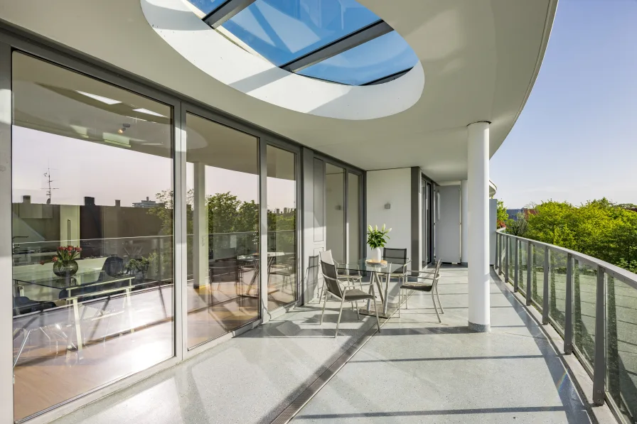 Entspannen im Freien - Wohnung kaufen in München - Moderne, lichterfüllte 4-Zimmer-Wohnung mit großer Terrasse und Penthouse-Flair