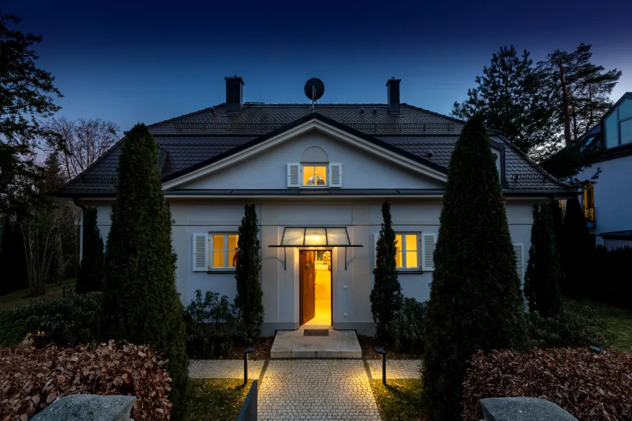 Denkmalgeschütztes Villenjuwel - Haus kaufen in München - Stilvoll sanierte Villa von 1922 auf sonnigem Südgrundstück direkt am Schlosspark