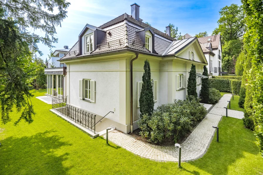 Wohnen am Schlosspark - Haus kaufen in München - Stilvoll sanierte Villa von 1922 auf sonnigem Südgrundstück direkt am Schlosspark