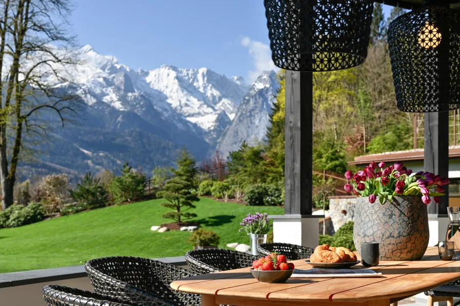 Traumblick in die Berge - Haus kaufen in Garmisch-Partenkirchen - Erstbezug nach luxuriöser Revitalisierung: Prachtvolle Villa von 1915 mit Gäste- und Badehaus