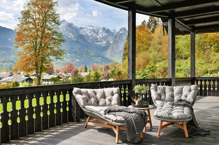 Großzügiger Balkon der Villa