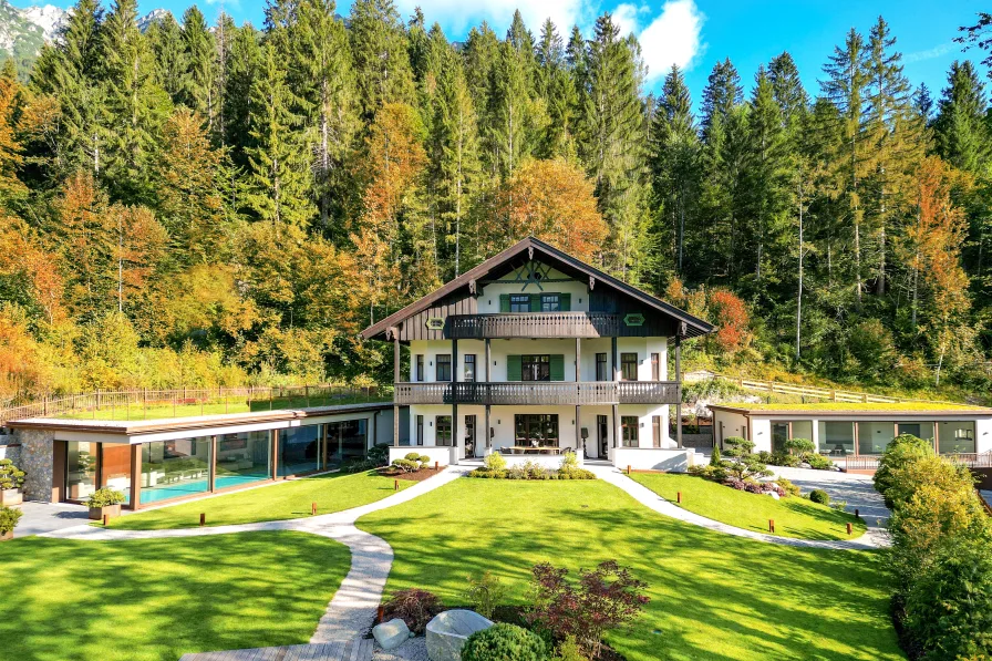 Tradition und Moderne - Haus kaufen in Garmisch-Partenkirchen - Erstbezug nach luxuriöser Revitalisierung: Prachtvolle Villa von 1915 mit Gäste- und Badehaus