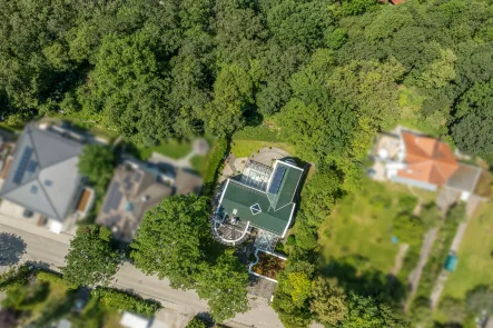 Anspruchsvoller Baustil - Haus kaufen in Gauting - Sonnenverwöhntes Familienanwesen mit bis zu neun Räumen und naturnahem Paradies