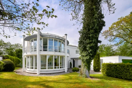 Anspruchsvoller Baustil - Haus kaufen in Gauting - Sonnenverwöhntes Familienanwesen mit bis zu neun Räumen und naturnahem Paradies