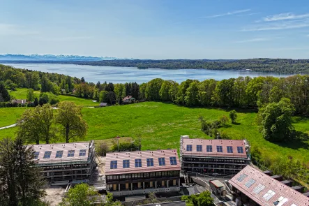 Unmittelbare Seenähe - Haus kaufen in Berg - Neubau: Modernes Eckhaus mit Galerie am Starnberger See