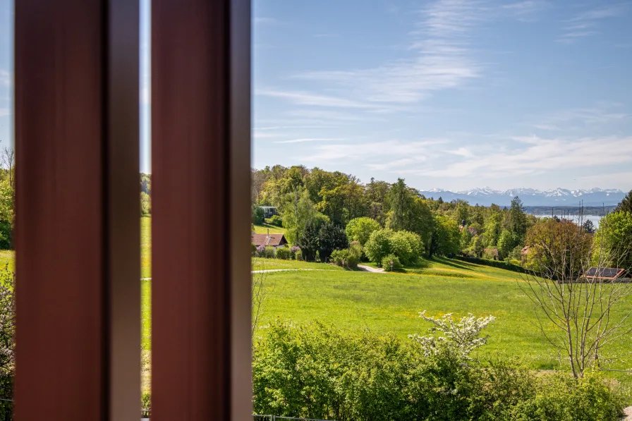 Balkon mit Seeblick - Haus kaufen in Berg - Neubau: Eckhaus mit Liegeinsel im privaten Garten und Seeblick