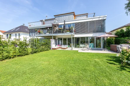 Garten mit sonniger Terrasse - Wohnung mieten in München - Sonnige 4,5 Zimmer-Wohnung mit herrlichem Südost-Garten