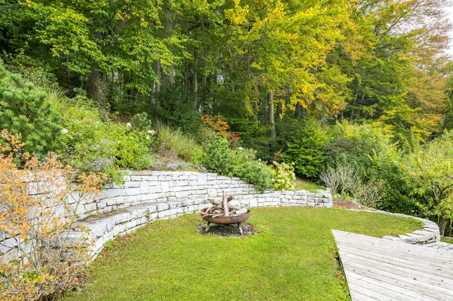 Sonniger Garten mit Sitzplätzen