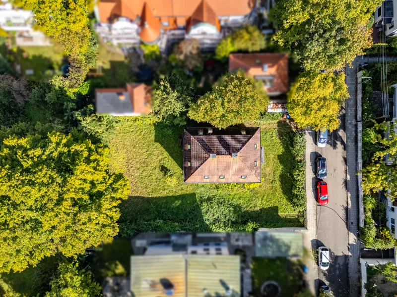 Altbauvilla auf Traumgrund - Haus kaufen in München - Altbau-Villa von 1890 zur Sanierung auf Traumgrundstück in der Villenkolonie l