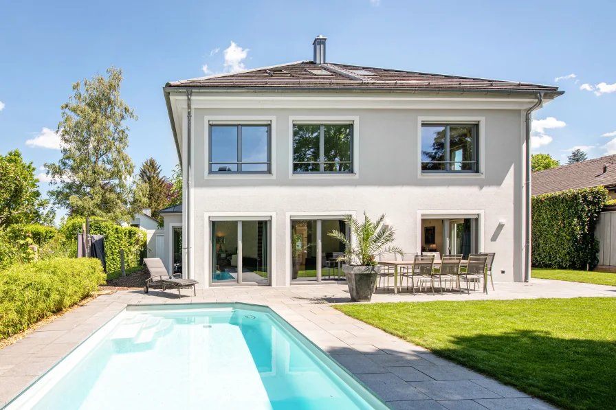 Hochklassige Familienvilla - Haus kaufen in Vaterstetten - Hochklassige Familienvilla mit solarbeheiztem Pool und großem Garten bei München