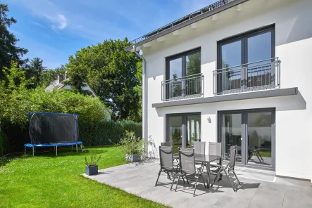 Privater Einfamilienhaus-Charakter - Haus kaufen in Vaterstetten - Designorientiertes Eckhaus mit 5 Schlafzimmern, Südwest-Garten, Wärmepumpe und Photovoltaik