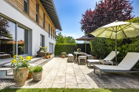 Natursteinterrasse nach Westen - Haus kaufen in Berg - Nachhaltiges, geräumiges Einfamilienhaus mit stylischem Wohlfühlambiente