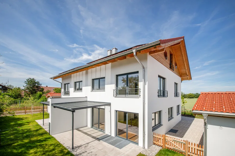 Zurückversetzte Haushälfte - Haus kaufen in Otterfing - Neubau: Sonnige Haushälfte mit PV und Bergblick in idyllischer Ortsrandlage