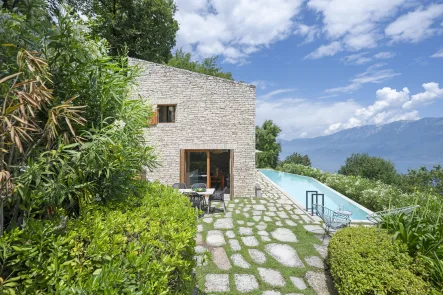 Modernes Rustico mit Pool - Haus kaufen in Gargnano - Alleinlage über dem Gardasee: Architekturjuwel mit Infinity-Pool und grandiosem Panoramablick