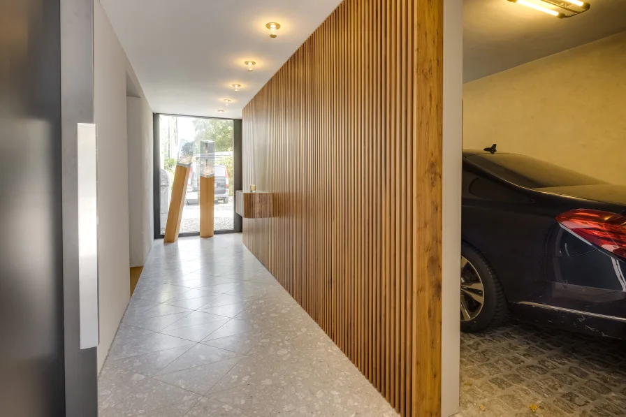 Privates Foyer mit Garage