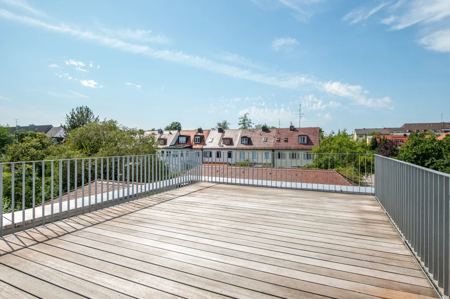 Traumhafte Westterrasse - Wohnung mieten in München - Lichterfüllte Dachgeschosswohnung über zwei Ebenen mit traumhafter Westterrasse