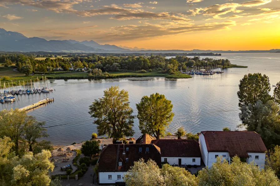 Traumlage am Chiemsee - Gastgewerbe/Hotel kaufen in Übersee - Einmaliges 4.341 m² Seegrundstück mit frequentiertem Gastronomie- und Hotelbetrieb