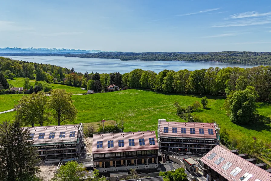 Unmittelbare Seenähe - Wohnung kaufen in Berg - Neubau: Modernes Eckhaus mit Galerie am Starnberger See