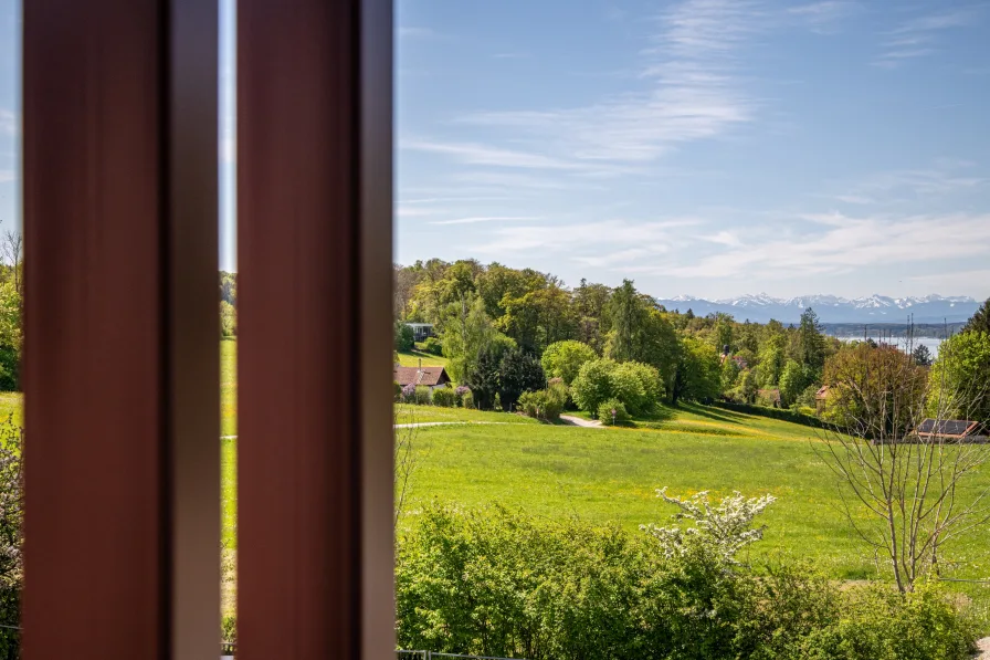 Balkon mit Seeblick - Wohnung kaufen in Berg - Neubau: Eckhaus mit Liegeinsel im privaten Garten und Seeblick