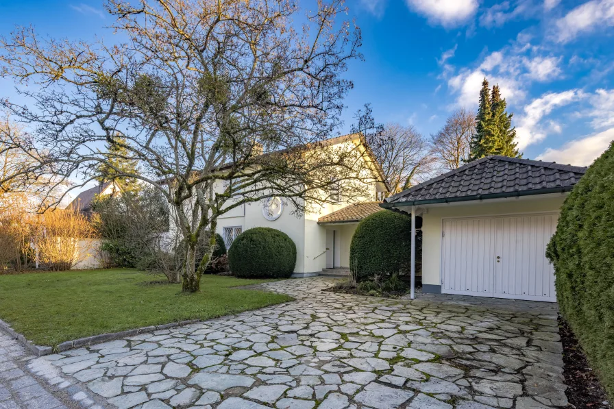 Ausgezeichnete, ruhige Lage - Haus kaufen in Gräfelfing - Geräumiges Einfamilienhaus mit Pool zur Modernisierung, alternativ Neubebauung