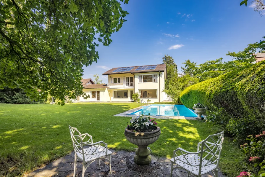 Traumgarten mit Pool - Haus kaufen in Gräfelfing - Geräumiges Einfamilienhaus mit Pool zur Modernisierung, alternativ Neubebauung