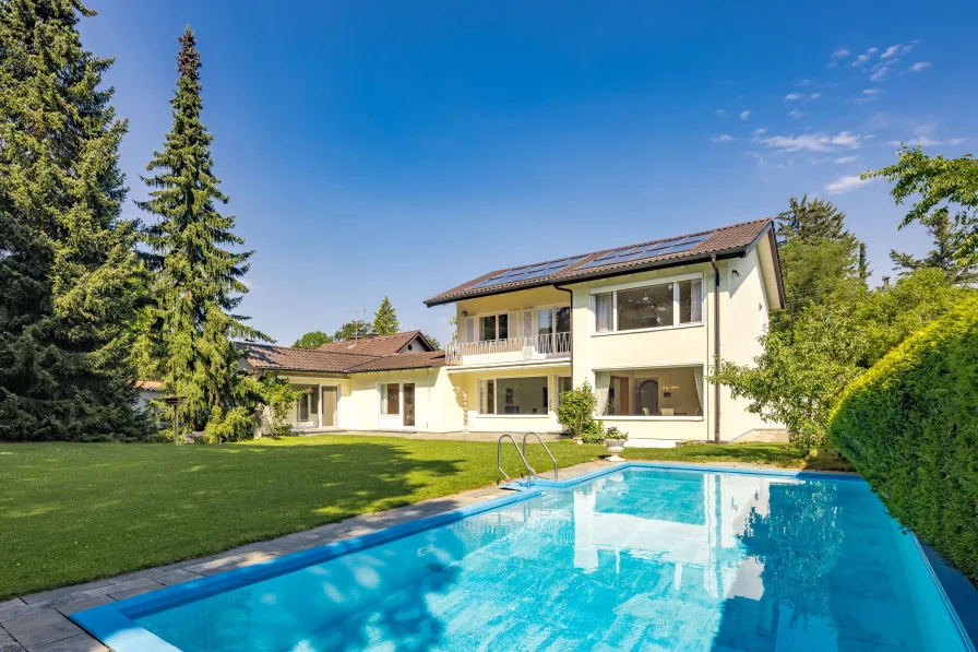 Traumgarten mit Pool - Haus kaufen in Gräfelfing - Geräumiges Einfamilienhaus mit Pool zur Modernisierung, alternativ Neubebauung