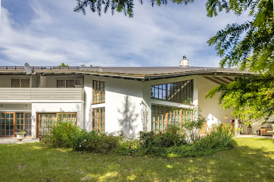 Klassische Villen-Hälfte - Haus kaufen in Grünwald - Villen-Hälfte in Toplage mit viel Privatsphäre, Indoor-Pool und Traumgarten