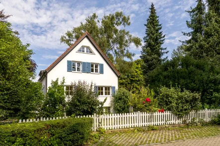 Zauberhaftes Erscheinungsbild - Haus kaufen in Gröbenzell - Großzügiges Einfamilienhaus mit individuellem Charme in idyllischer, zentraler Lage