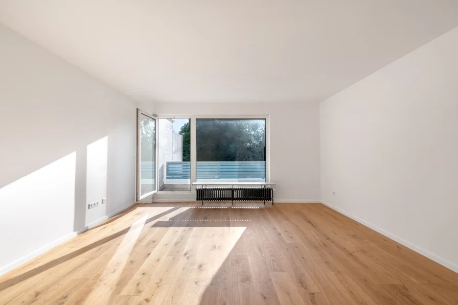 Wohn-/Esszimmer mit Balkon - Wohnung kaufen in München - Bestlage am Schlosspark: Ideal geschnittene, frisch sanierte 3-Zimmer-Wohnung