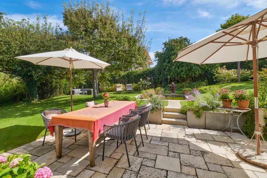 Sonne und Schatten, mehrere Sitzplätze und ein Wasserbecken machen den Garten zu einem Wohlfühlort