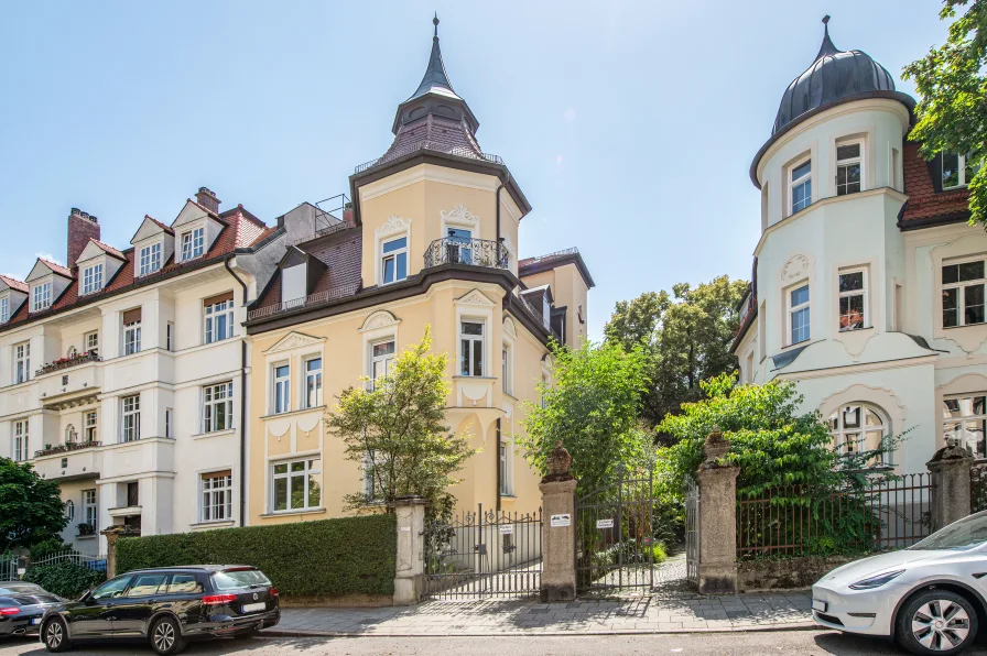 Denkmalgeschützte Stadtvilla von 1900 - Wohnung kaufen in München - Altbau-Flair: Reizende 3-Zimmer-Wohnung mit Südgarten und Hobbyräumen in Toplage