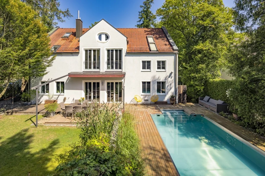 Charmantes Haus mit Pool - Haus kaufen in Vaterstetten - Geräumiges Einfamilienhaus mit wunderschönem Garten und beheizbarem Außen-Pool