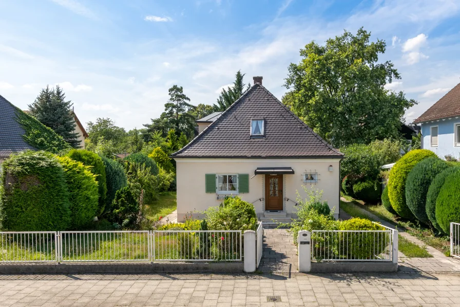 Einfamilienhaus mit Potenzial für Sanierung oder Neubau - Haus kaufen in München - Gemütliches Einfamilienhaus auf großzügigem Grundstück: Vielseitig nutzbar mit Potenzial