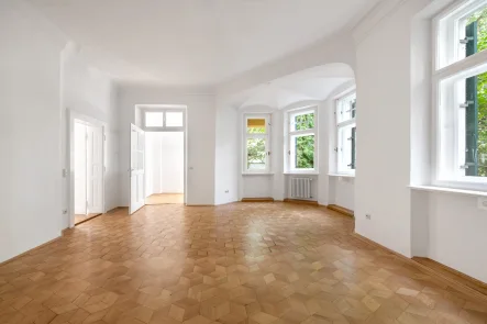 Großzügiges Wohnen  - Haus kaufen in München - Mit viel Potential: Stilvolle Altbau-Villa von 1900 in Erbpacht zur Modernisierung