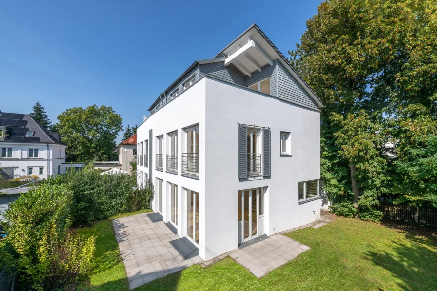 Familienfreundliches Doppelhaus - Haus kaufen in München - Gepflegte, bezugsfreie Haushälfte mit Solarthermie in idyllischer Gartenlage