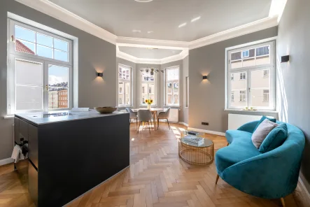 Der Wohn-/Essbereich begeistert durch die sonnige Südausrichtung - Wohnung kaufen in München - Altbau-Charme meets Urban Chic: Modernisierte 2-Zimmer-Wohnung im Palais von 1900