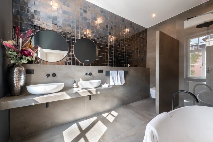 Bad en suite in Naturstein-Optik