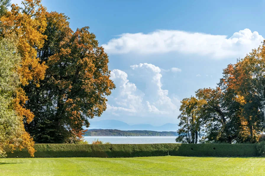 Wohntraum mit Seeblick - Wohnung kaufen in Pöcking - Schloss Possenhofen: Hochklassige Gartenwohnung mit Panorama-Seeblick