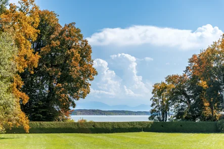 Wohntraum mit Seeblick - Wohnung kaufen in Pöcking - Schloss Possenhofen: Hochklassige Gartenwohnung mit Panorama-Seeblick