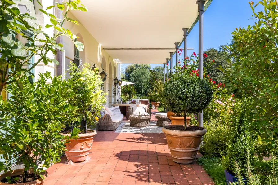 Lauschige Terrasse im Grünen